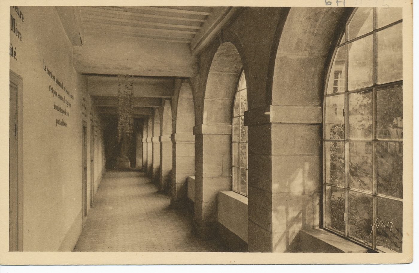 La douce France. Paray-le-Monial. Un cloître du monastère de la Visitation.
