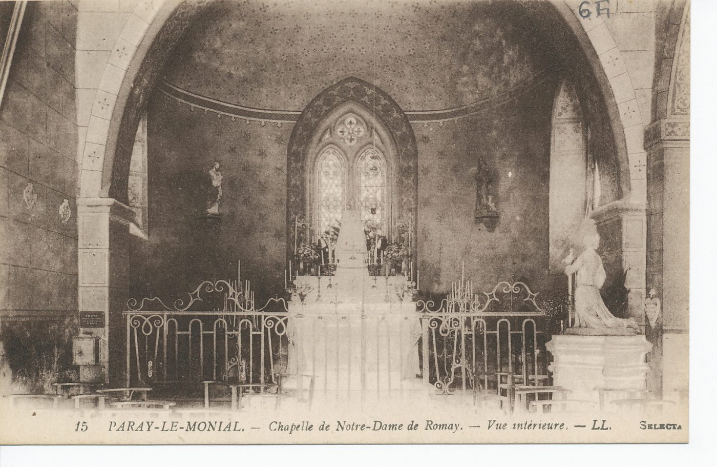 Paray-le-Monial. Chapelle de Notre-Dame de Romay. Vue intérieure.