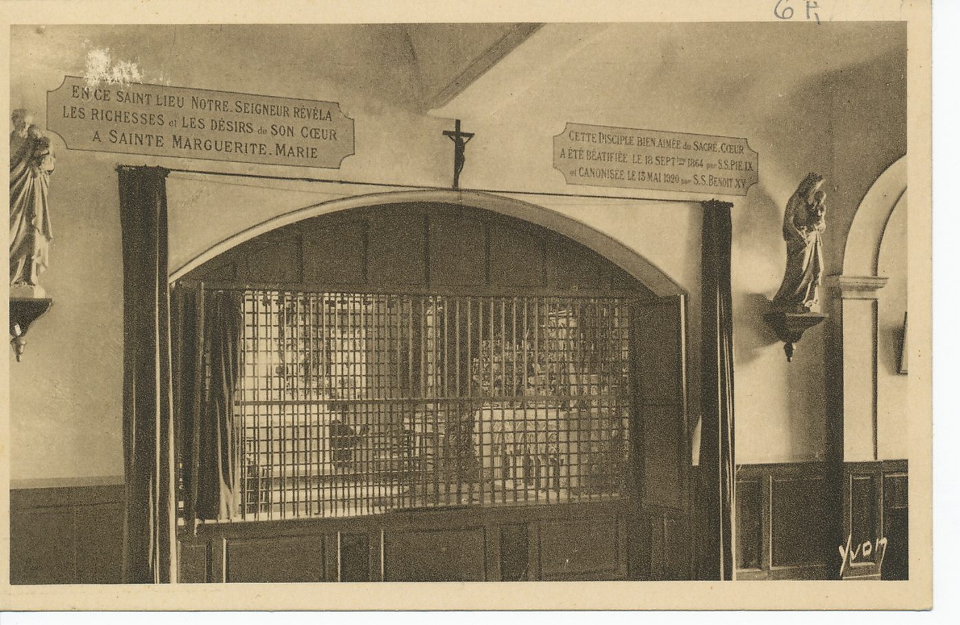 Paray-le-Monial. Monastère de la Visitation. Choeur des religieuses où sainte Marguerite-Marie Alacoque était en prière au moment des grandes révélations de 1673 à 1675.
