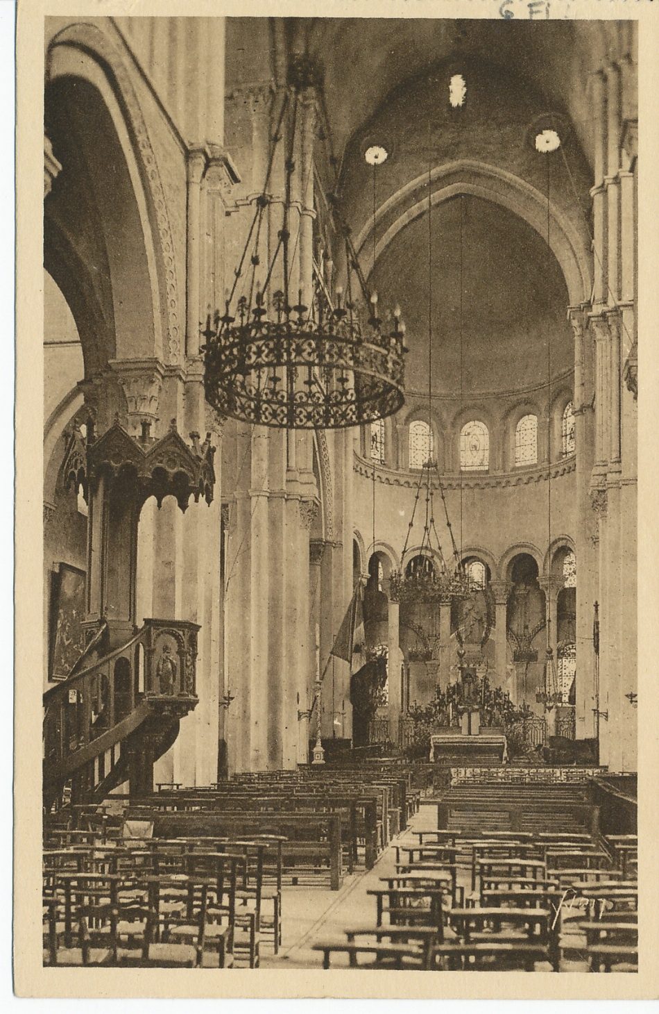 La douce France. Paray-le-Monial. Intérieur de la basilique du Sacré-Coeur consacrée en l'an 1004.