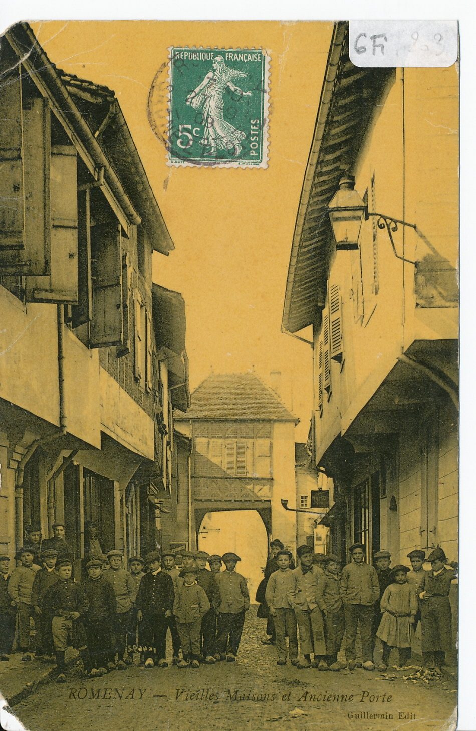 Romenay. Vieilles maisons et ancienne porte.