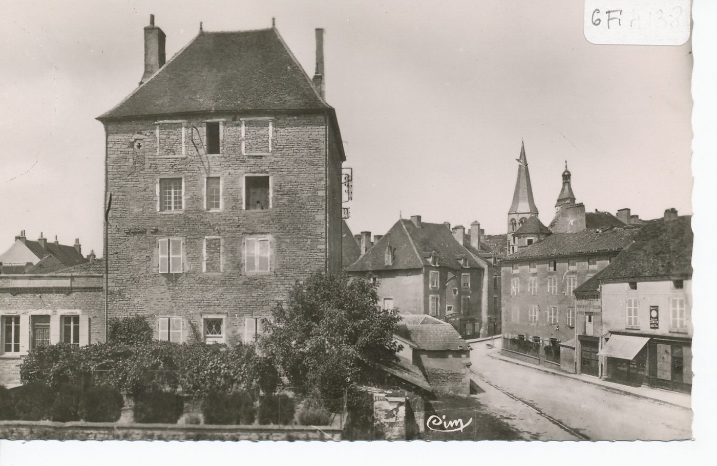 Saint-Gengoux-le-National. (actuellement hôtel des postes). La tour qui sert actuellemenent de bureau de poste faisait anciennement partie du château que possédaient les ducs de Bourgogne ; jadis flanqué de quatre tours et aurait été bâti par les moines de Cluny. Il était sous le commandement d'un capitaine qui avait à sa disposition un certain nombre de miliciens. C'est entre ses mains qu'en temps de guerre les veilleurs de nuit déposaient chaque soir les clés de la ville. C'est lui qui dirigeait le guet, faisait sonner la cloche à la première alarme et indiquait à chacun son poste de combat.