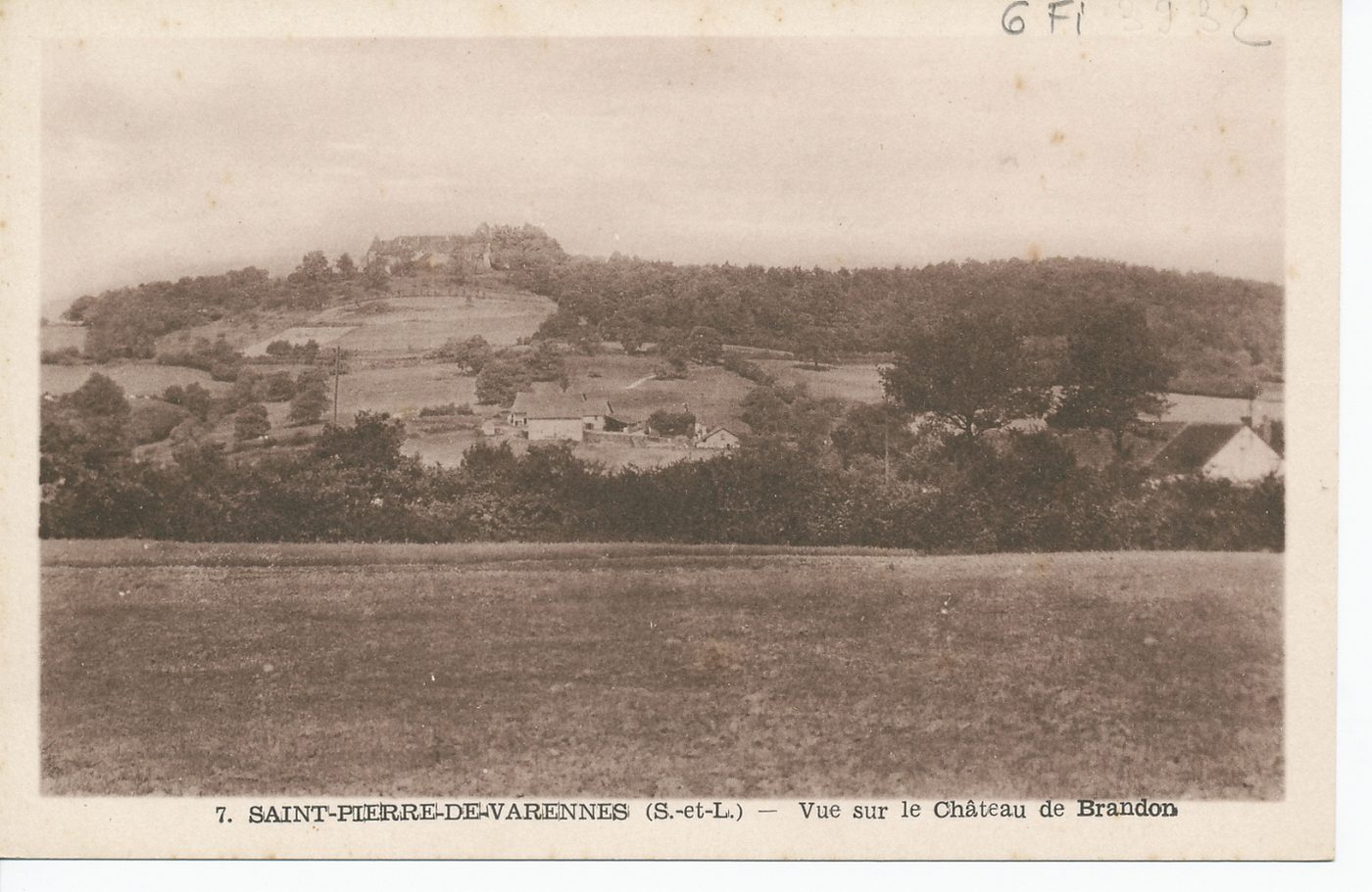 Saint-Pierre-de-Varennes. Vue sur le château de Brandon.