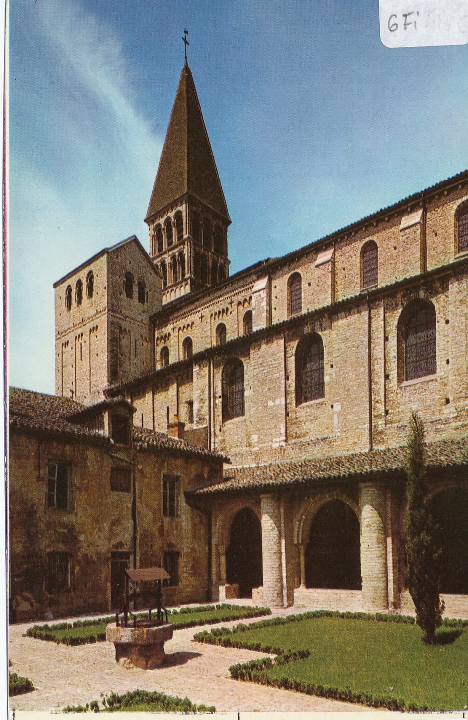 Tournus. Eglise Saint-Philibert (Xe s. à XIIe s.). Cour du cloître et côté sud de l'église.