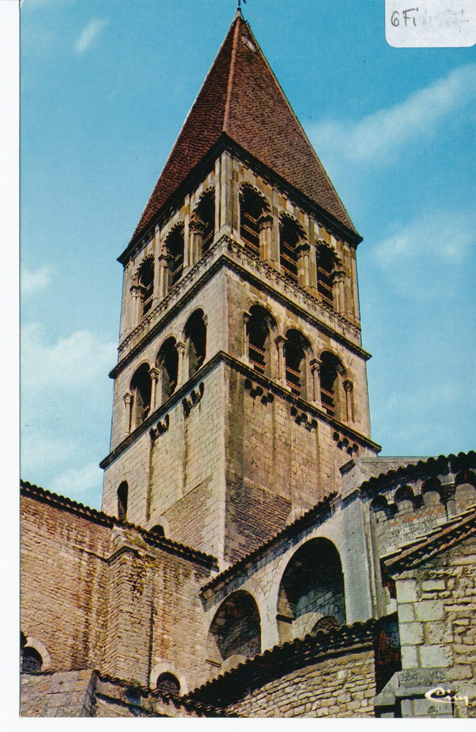 Tournus. Abbatiale de Saint-Philibert. Vue du sud-est. Abside et gros clocher.