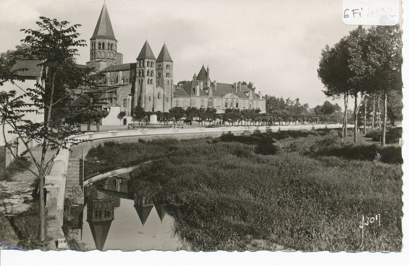 Paray-le-Monial. La basilique du Sacré-Coeur consacrée en l'an 1004.