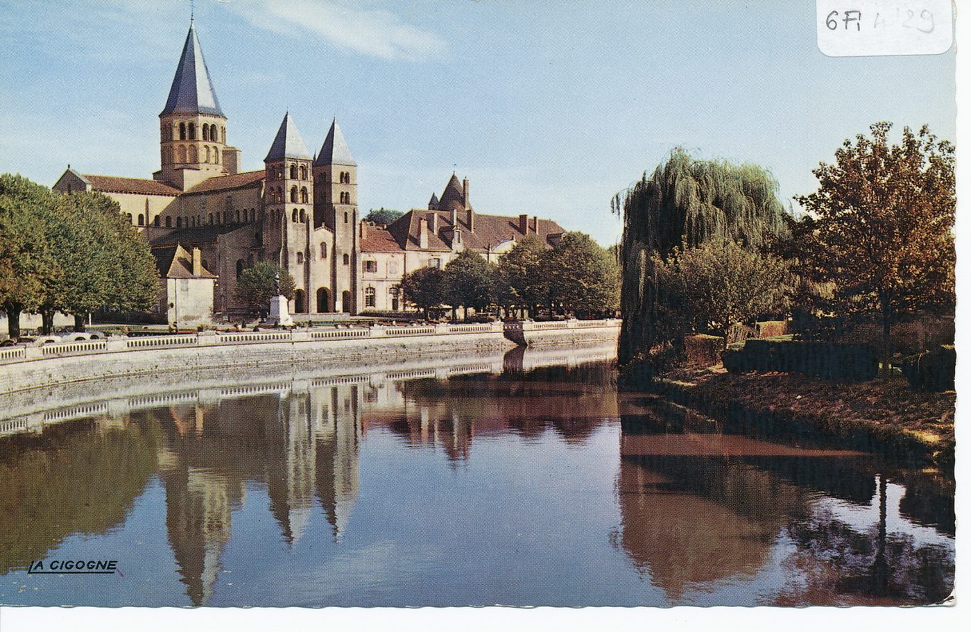 Paray-le-Monial. La basilique et la Bourbince.