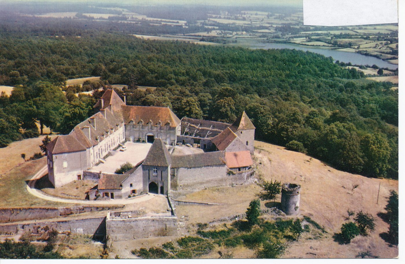 Saint-Pierre-de-Varennes. Château de Brandon. Vue aérienne.