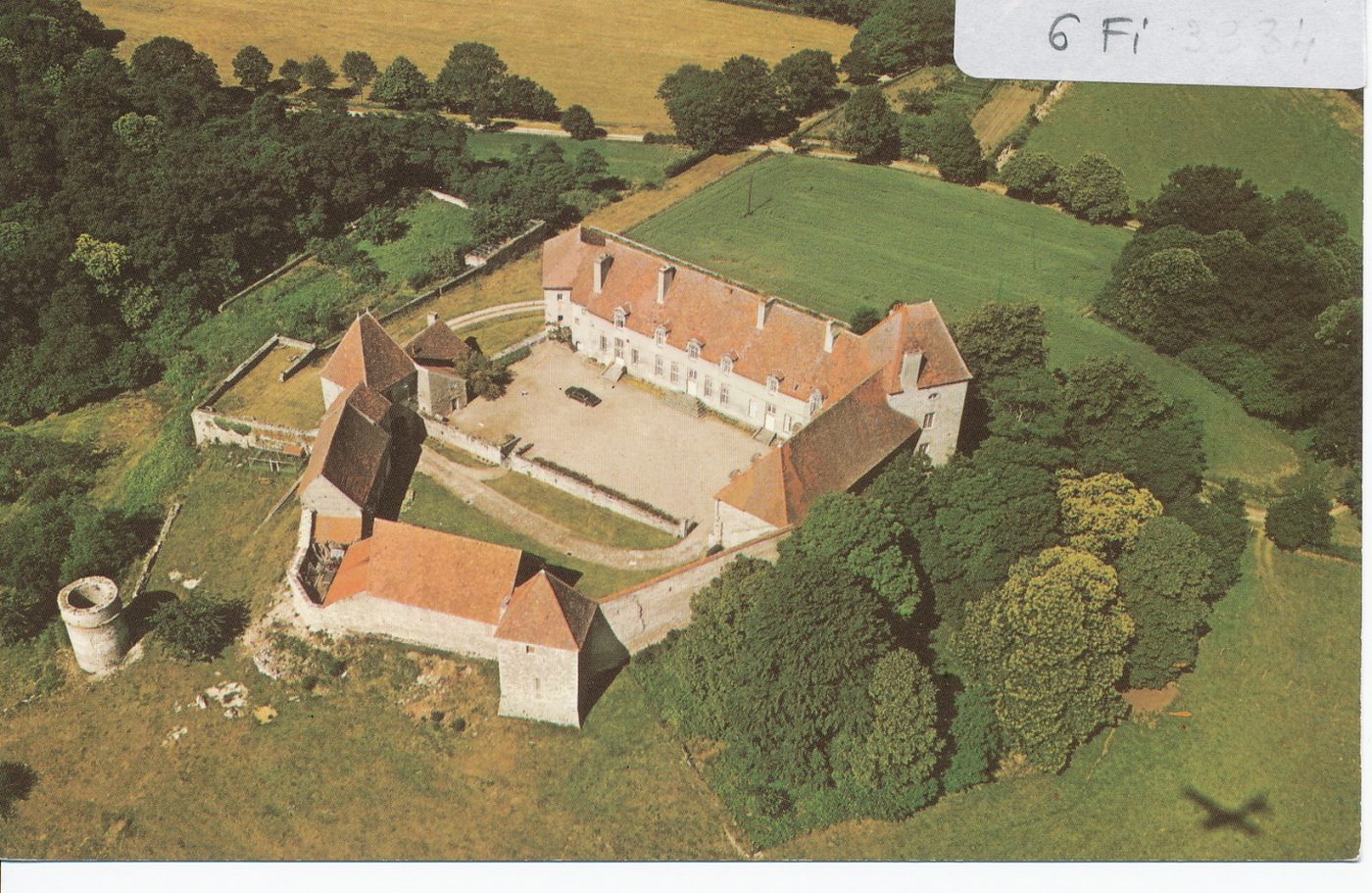 Saint-Pierre-de-Varennes. Château de Brandon. Bâti sur un camp gallo-romain. Place forte des ducs de Bourgogne.