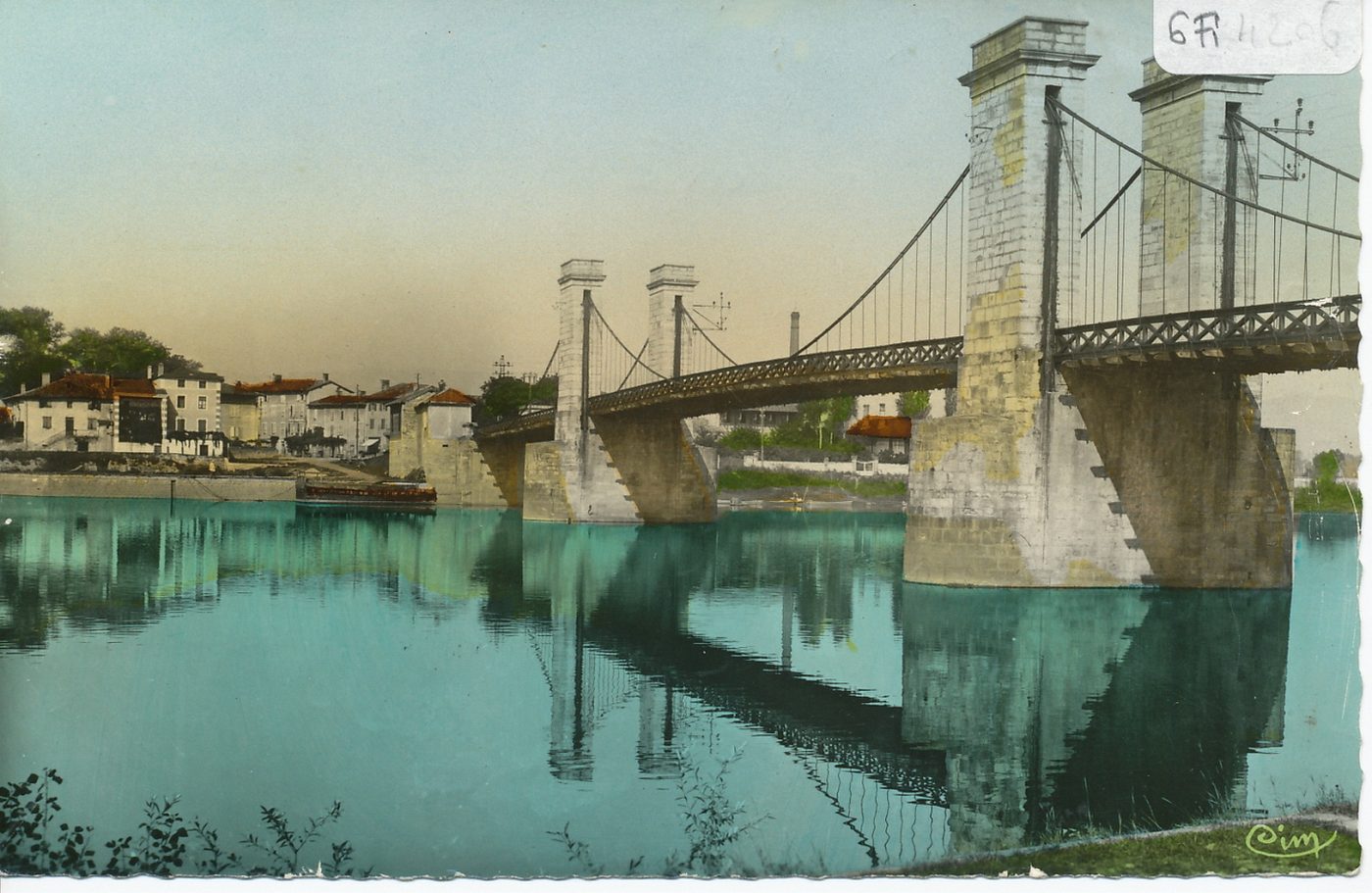 Saint-Romain-des-Iles. Le pont suspendu.