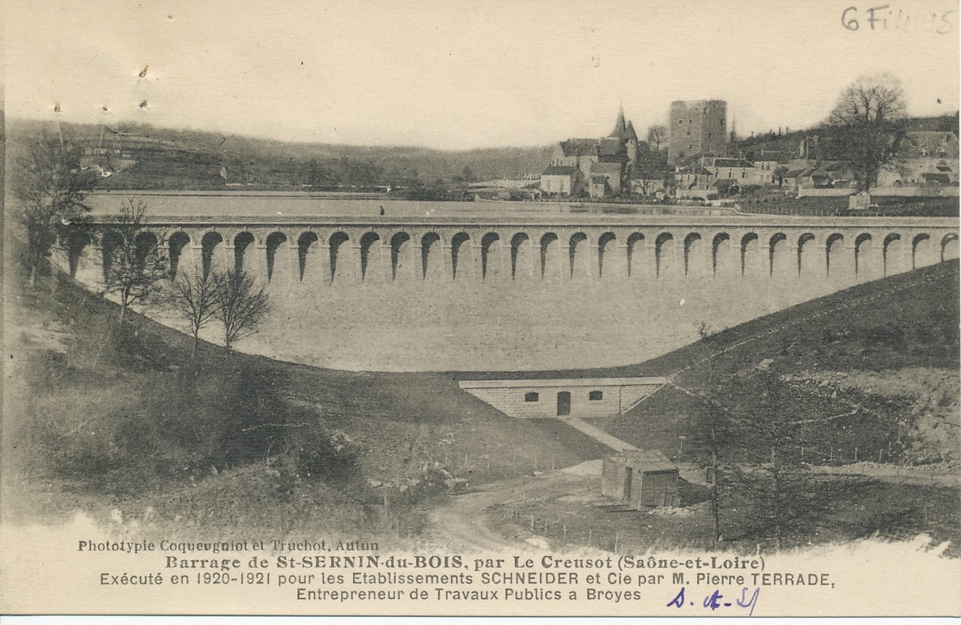 Barrage de Saint-Sernin-du-Bois, par Le Creusot. Exécuté en 1920-1921 pour les établissements Schneider et Cie par M. Pierre Terrade, entrepreneur de travaux publics à Broyes.