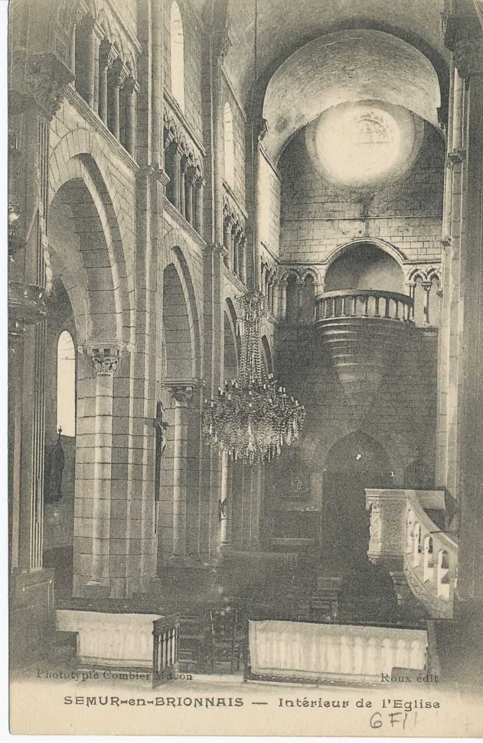 Semur-en-Brionnais. Intérieur de l'église.