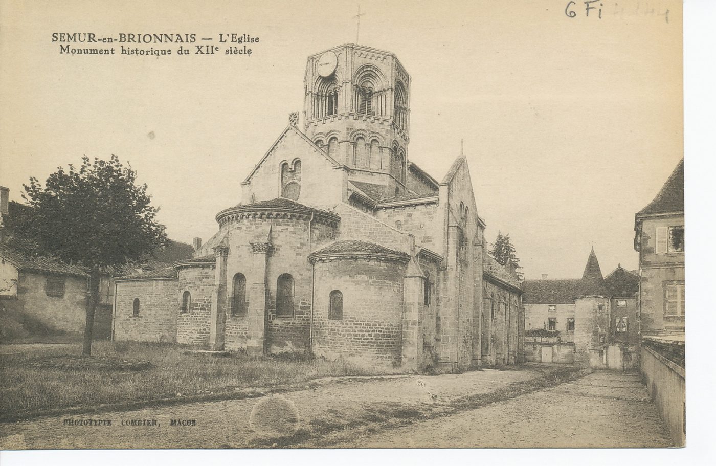 Semur-en-Brionnais. L'église. Monument historique du XIIe s.