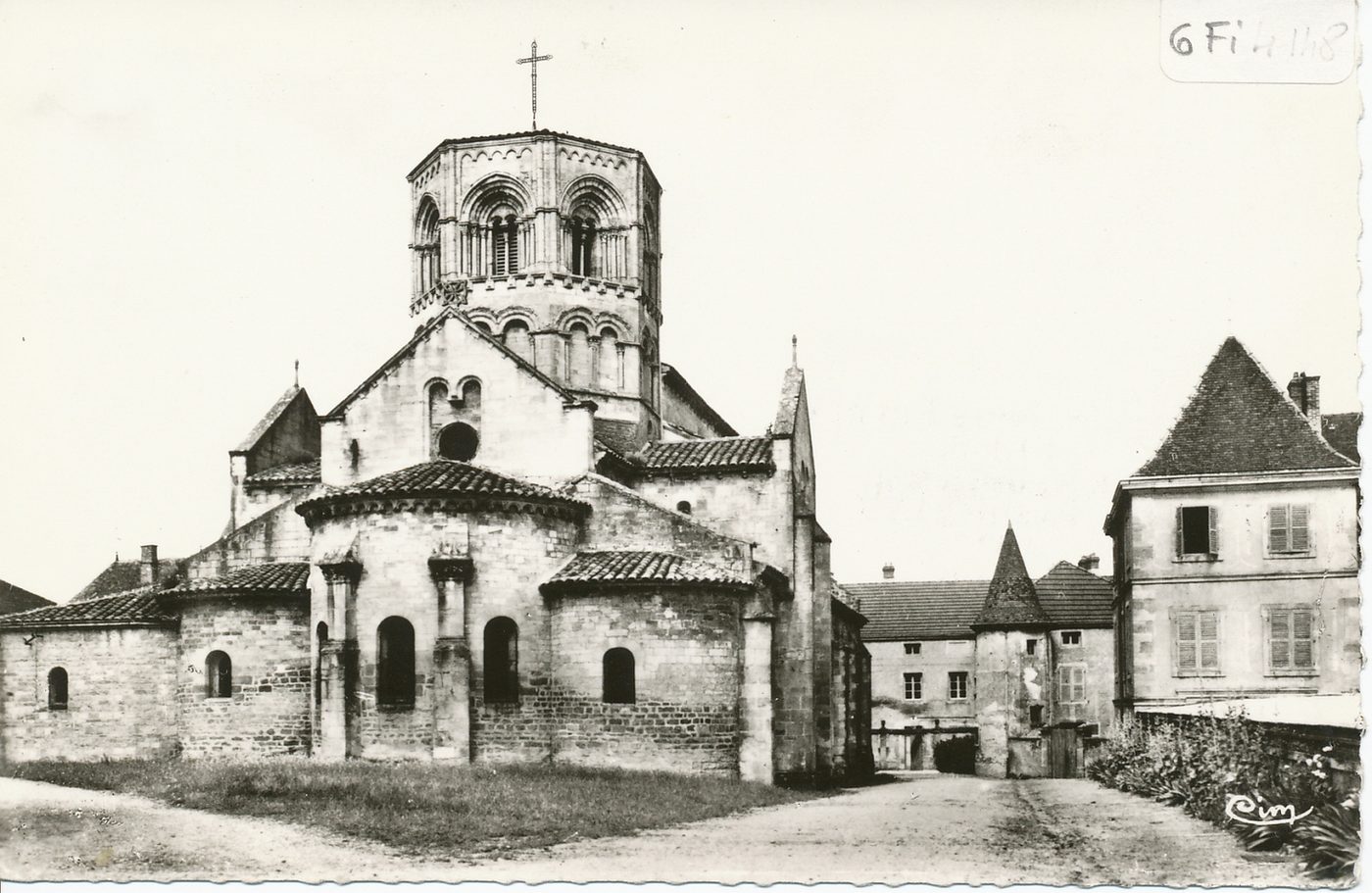 Semur-en-Brionnais. L'église (XIIIe s.) est un des plus purs joyaux de l'art roman byzantin.