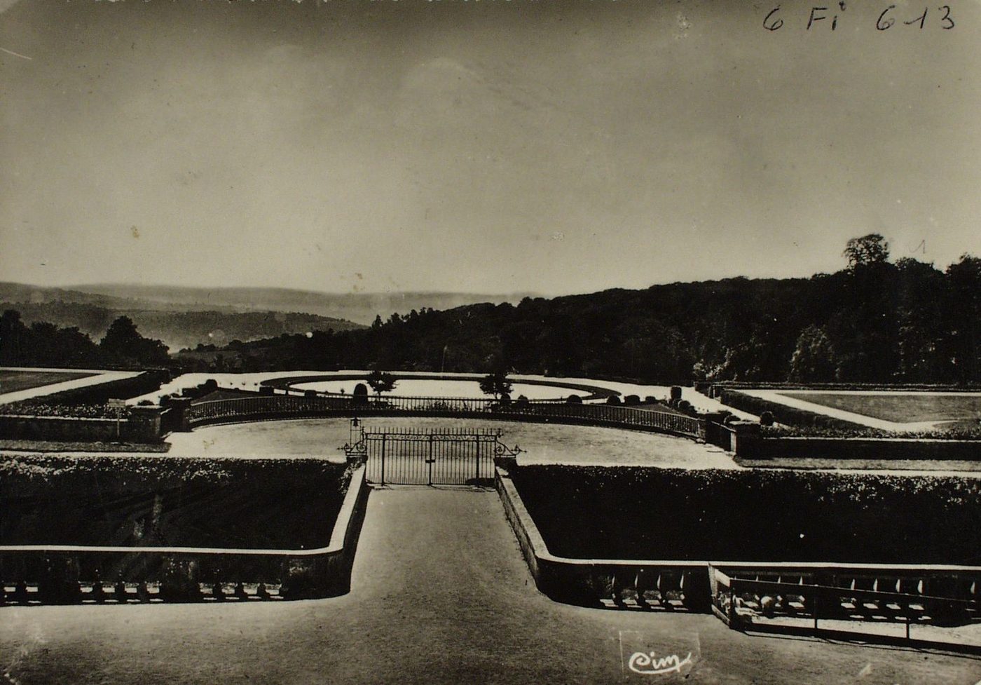 Montjeu. Les jardins du château.