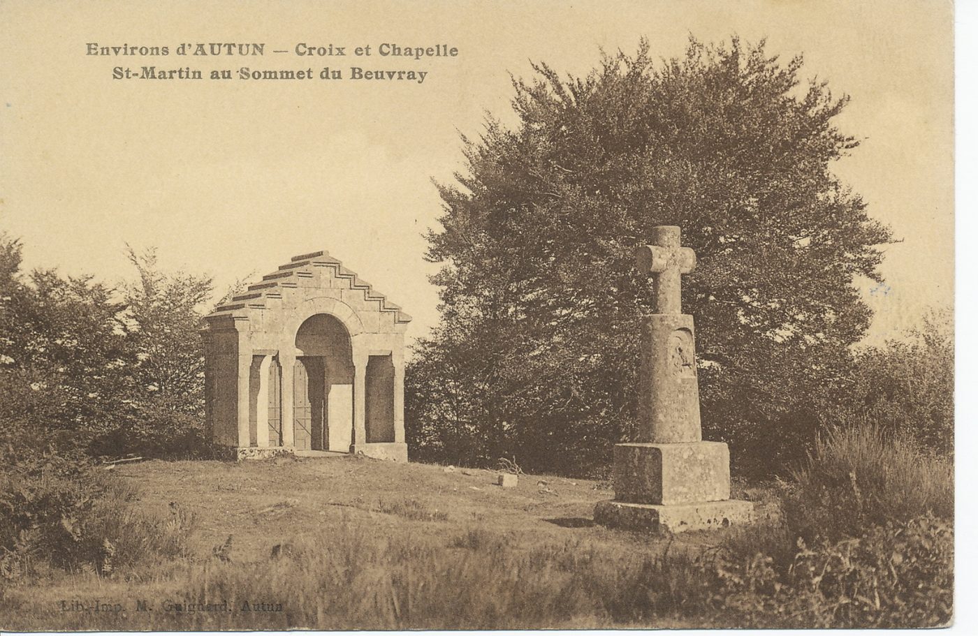Environs d'Autun. Croix et chapelle Saint-Martin au sommet du Beuvray.