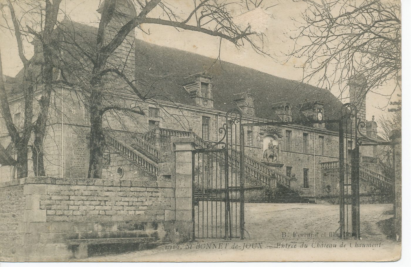 Saint-Bonnet-de-Joux. Entrée du château de Chaumont.