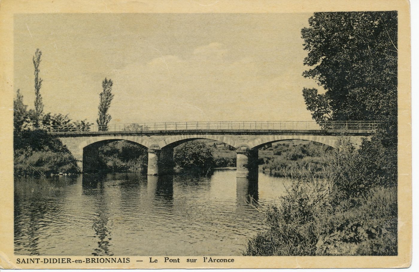 Saint-Didier-en-Brionnais. Le pont sur l'Arconce.