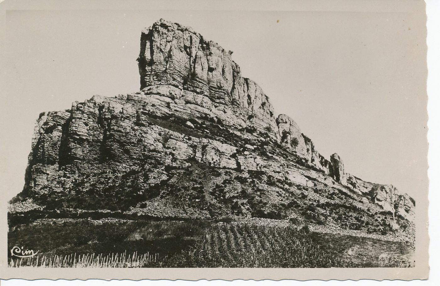 Environs de Mâcon. La Roche de Solutré.
