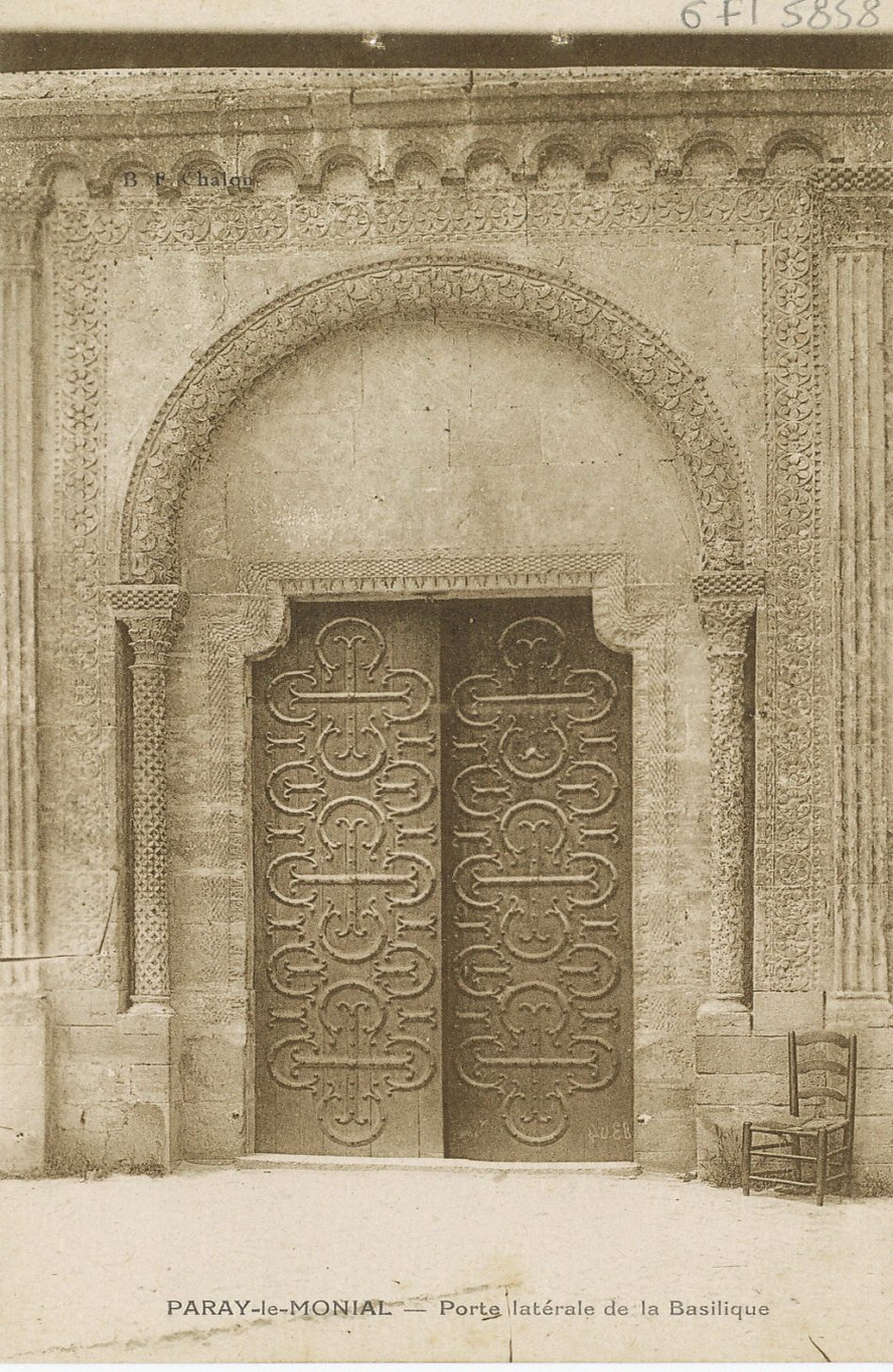 Paray-le-Monial. Porte latérale de la basilique.