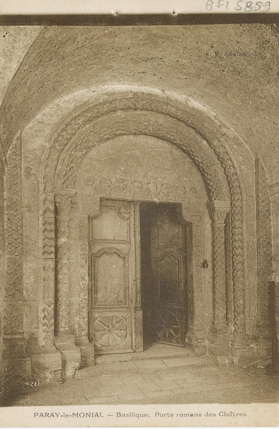 Paray-le-Monial. Basilique. Porte romane des cloîtres.