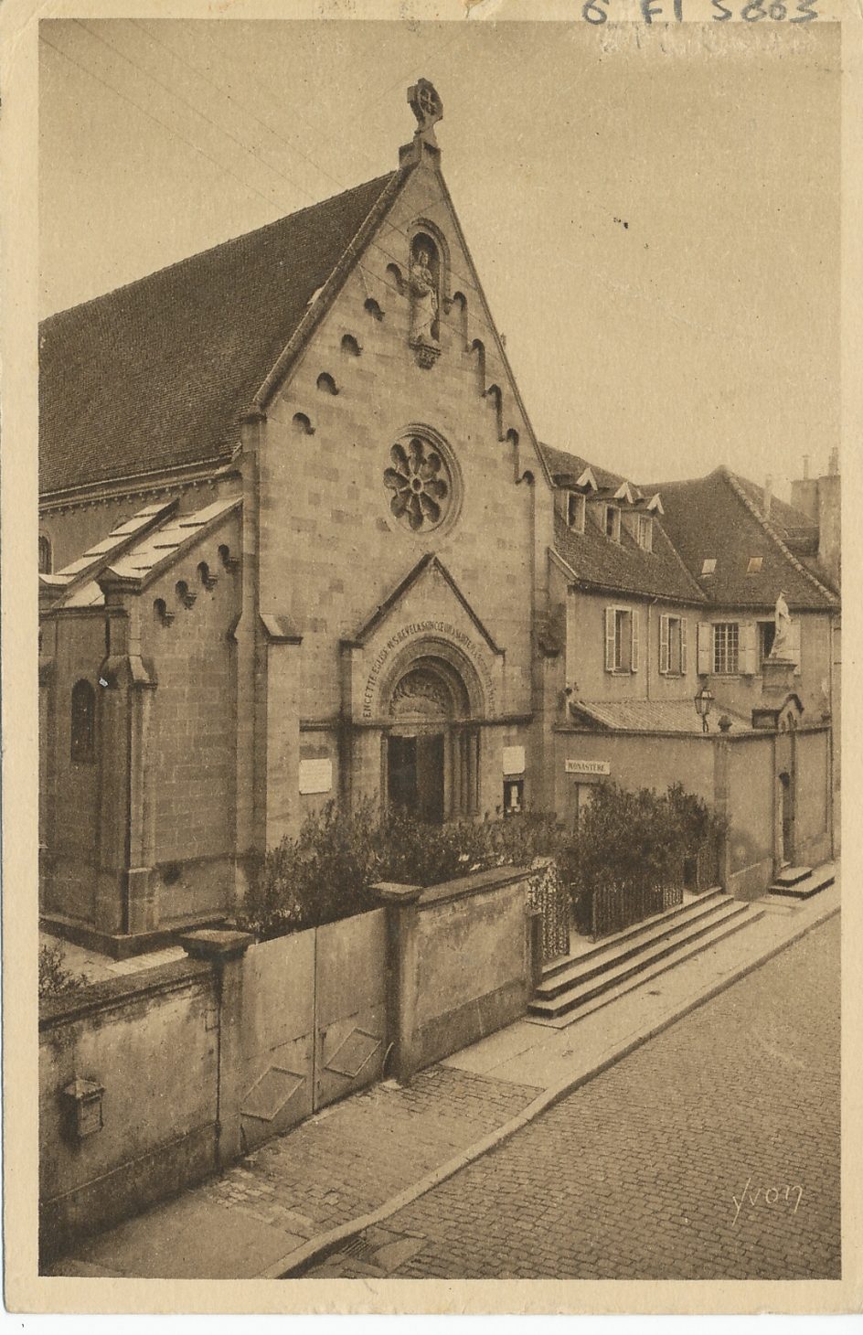 La douce France. Paray-le-Monial. Chapelle et façade extérieure du monastère de la Visitation de Paray où sainte Marguerite-Marie Alacoque fut reçue le 20 juin 1671.