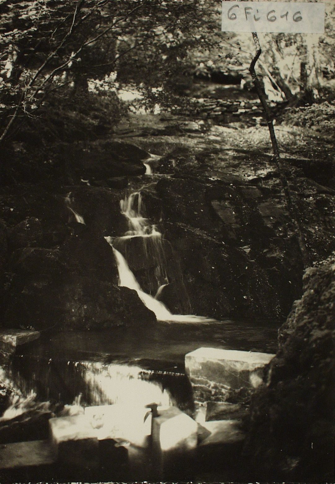 Broye. La forêt aux Merles. La cascade.