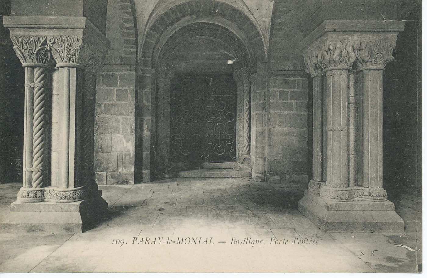 Paray-le-Monial. Basilique. Porte d'entrée.