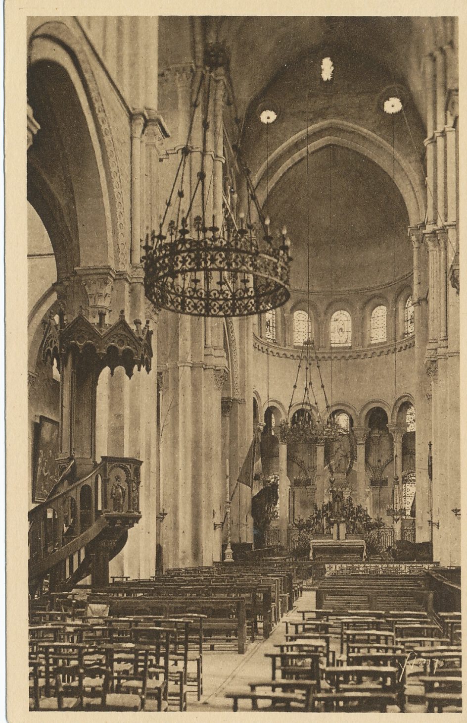 La douce France. Paray-le-Monial. Intérieur de la basilique du Sacré-Coeur consacrée en l'an 1004.