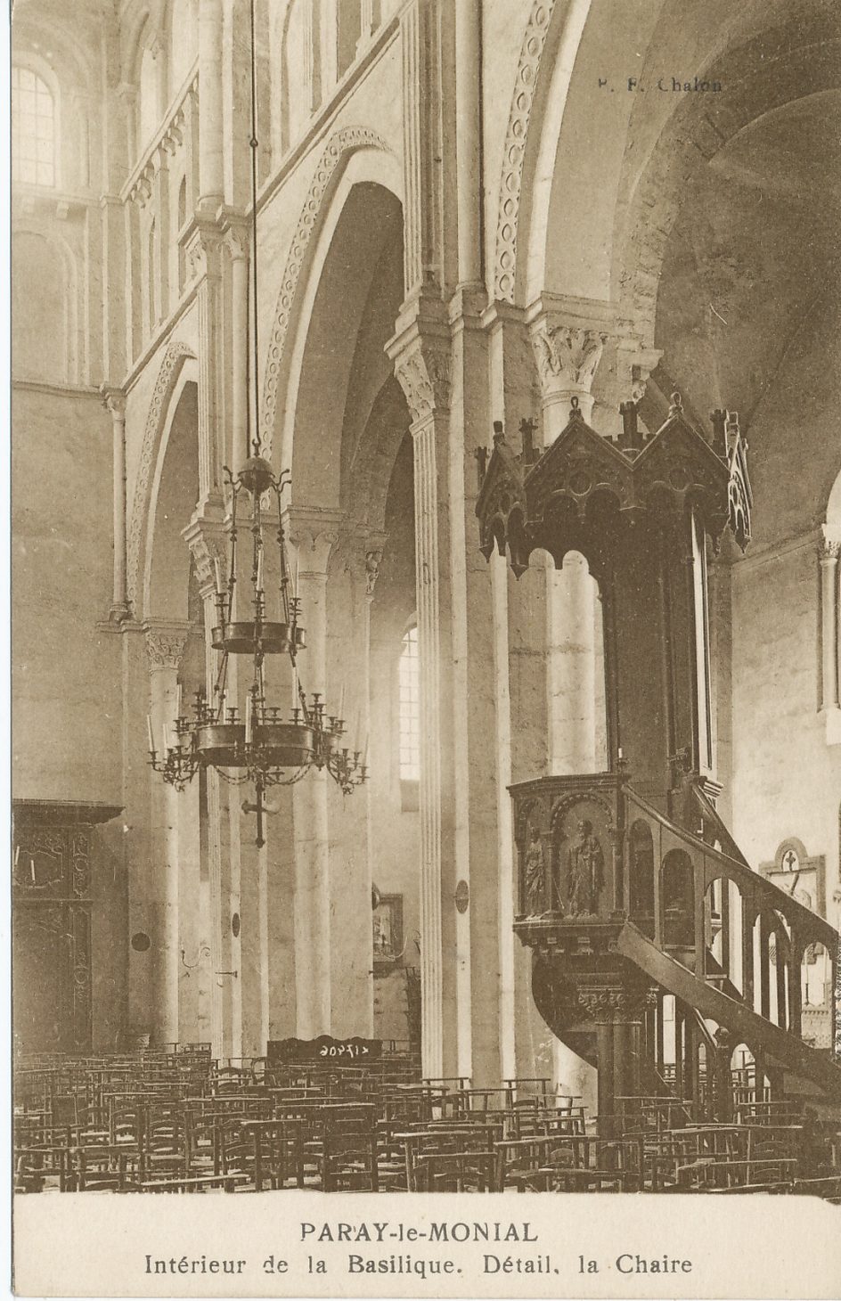 Paray-le-Monial. Intérieur de la basilique. Détail, la chaire.