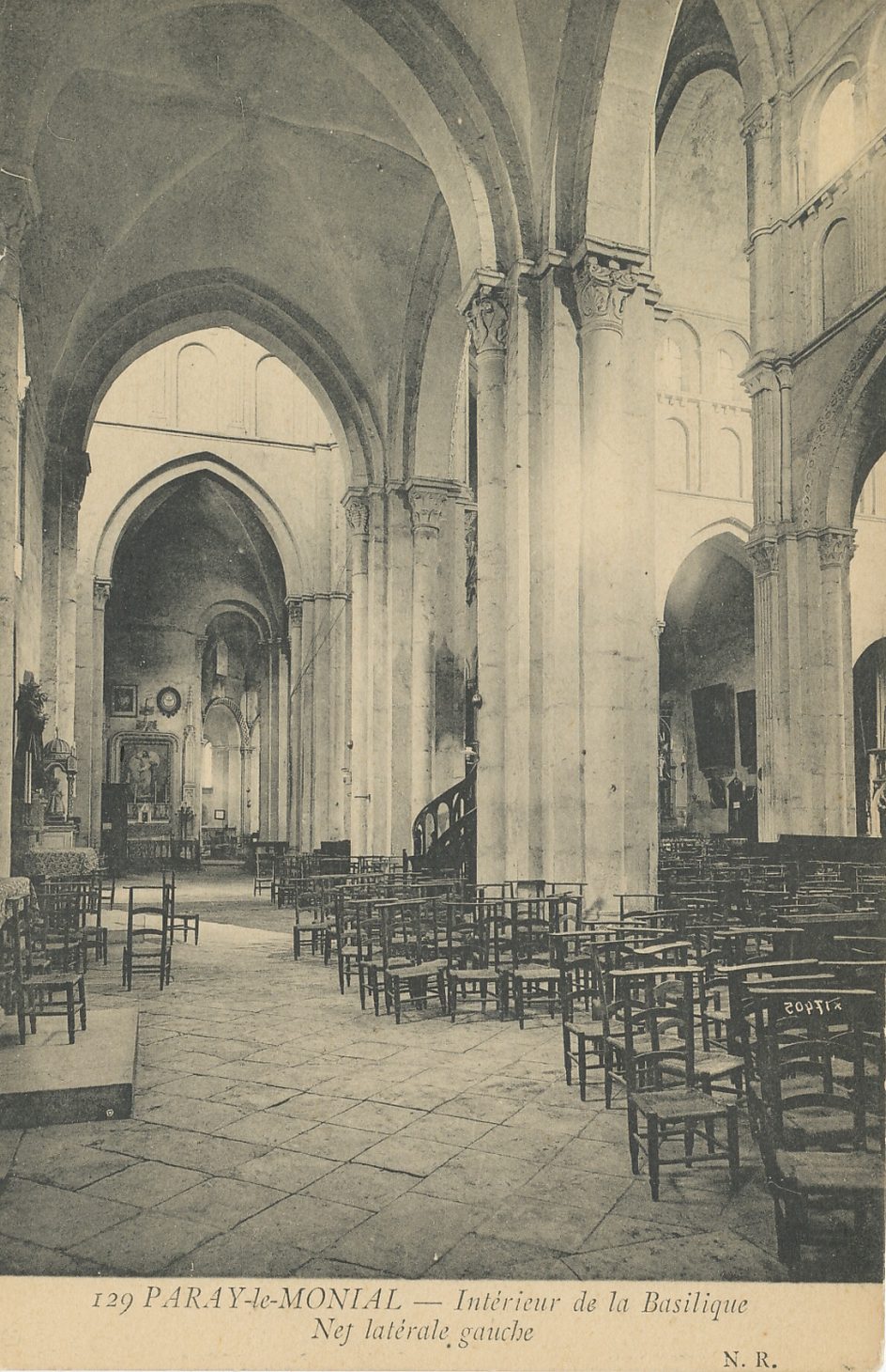 Paray-le-Monial. Intérieur de la basilique. Nef latérale gauche.