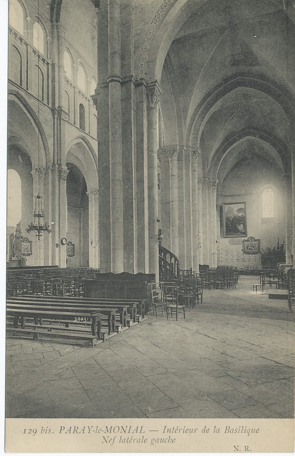 Paray-le-Monial. Intérieur de la basilique. Nef latérale gauche.