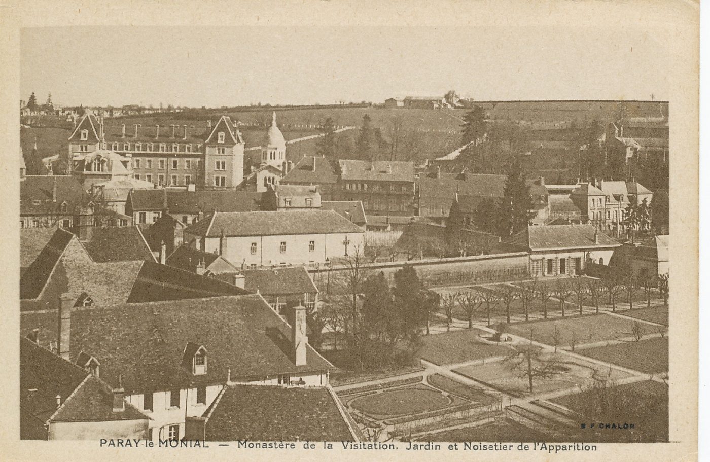 Paray-le-Monial. Monastère de la Visitation. Jardin et noisetier de l'Apparition.