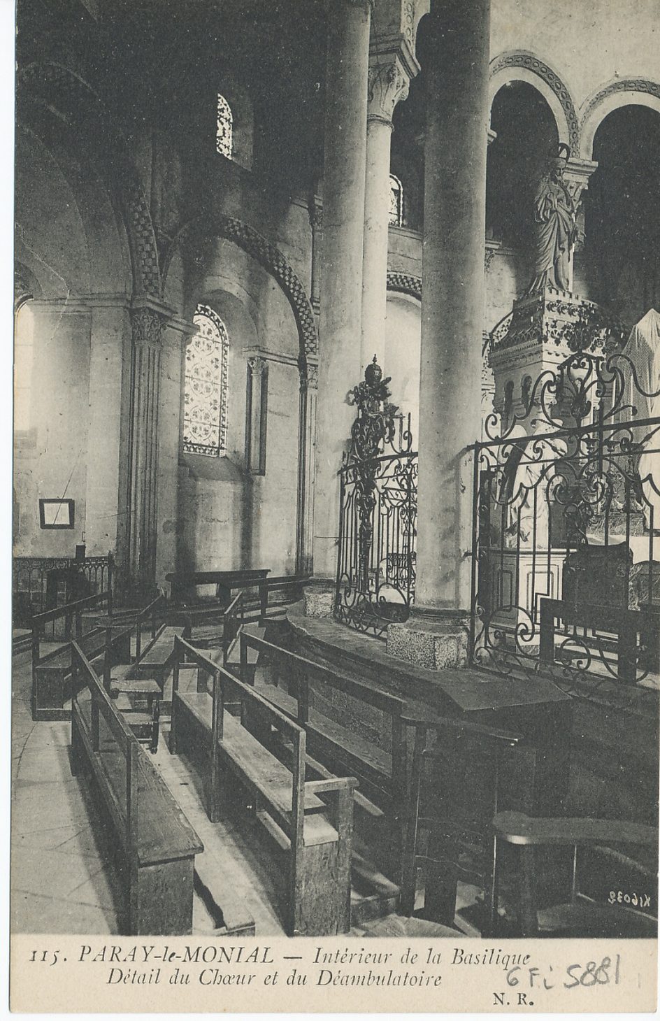 Paray-le-Monial. Intérieur de la basilique. Détail du choeur et du déambulatoire.