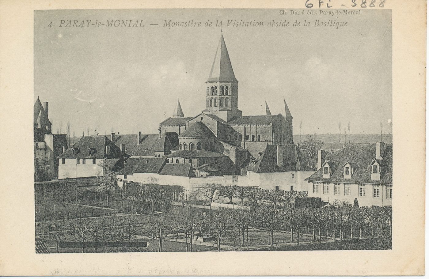 Paray-le-Monial. Monastère de la Visitation. L'abside de la basilique.