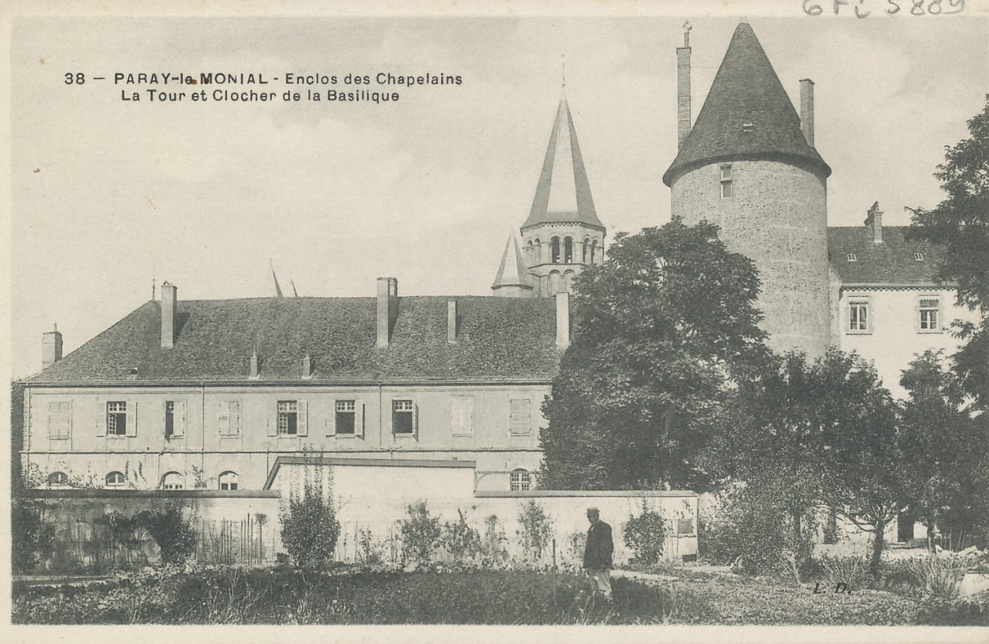 Paray-le-Monial. Enclos des Chapelains. La tour et clocher de la basilique.