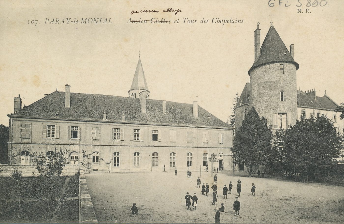 Paray-le-Monial. Ancienne abbaye et Tour des Chapelains.