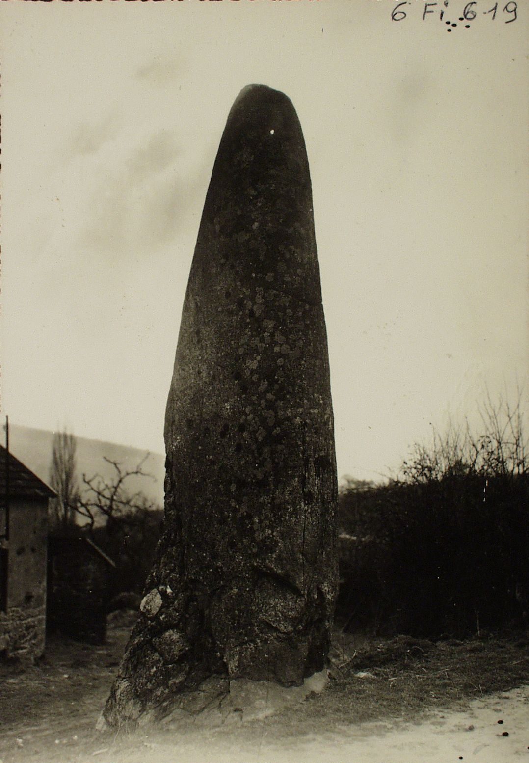 Broye. Menhir de Charmeau.