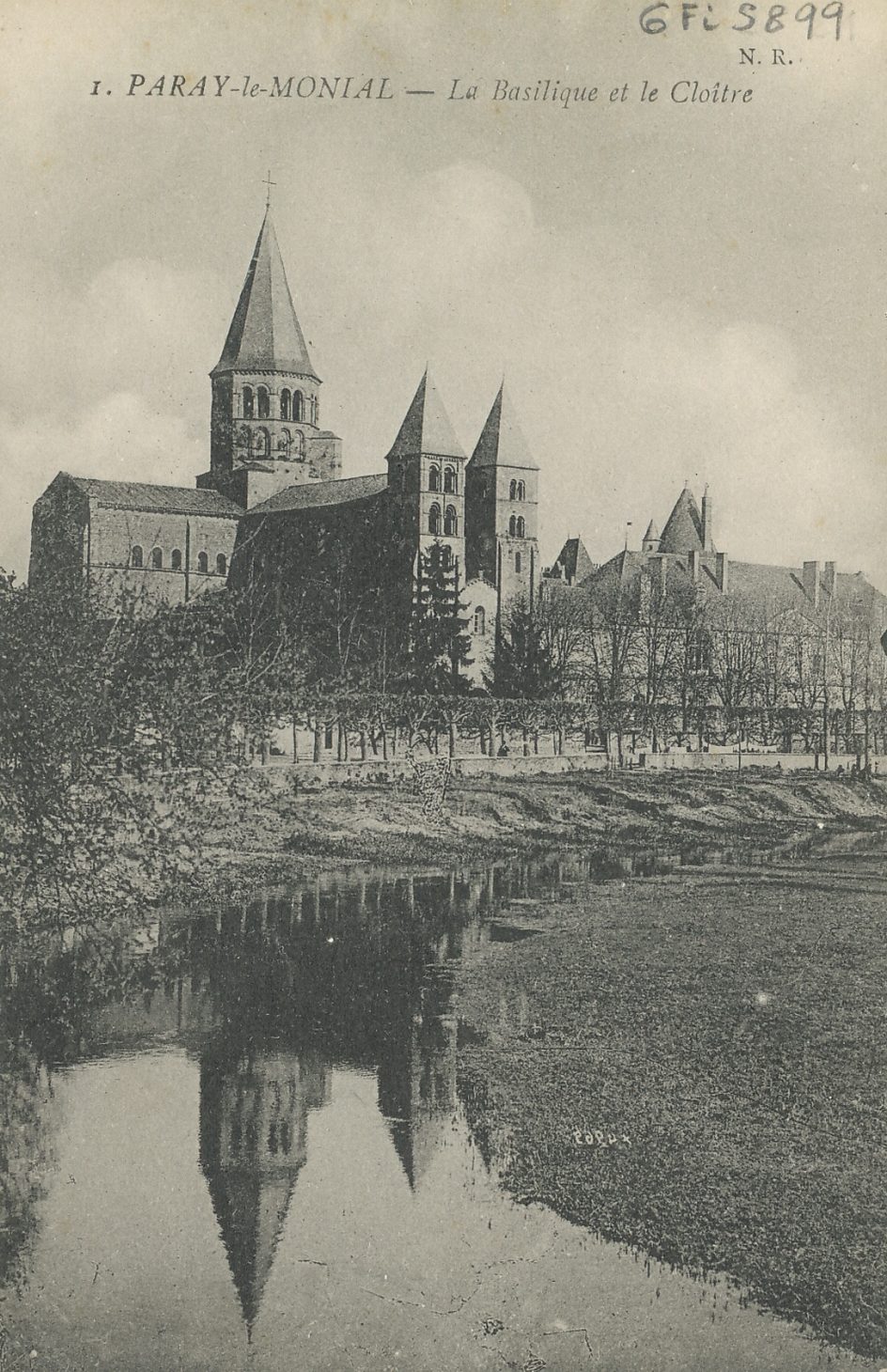 Paray-le-Monial. La basilique et le cloître.