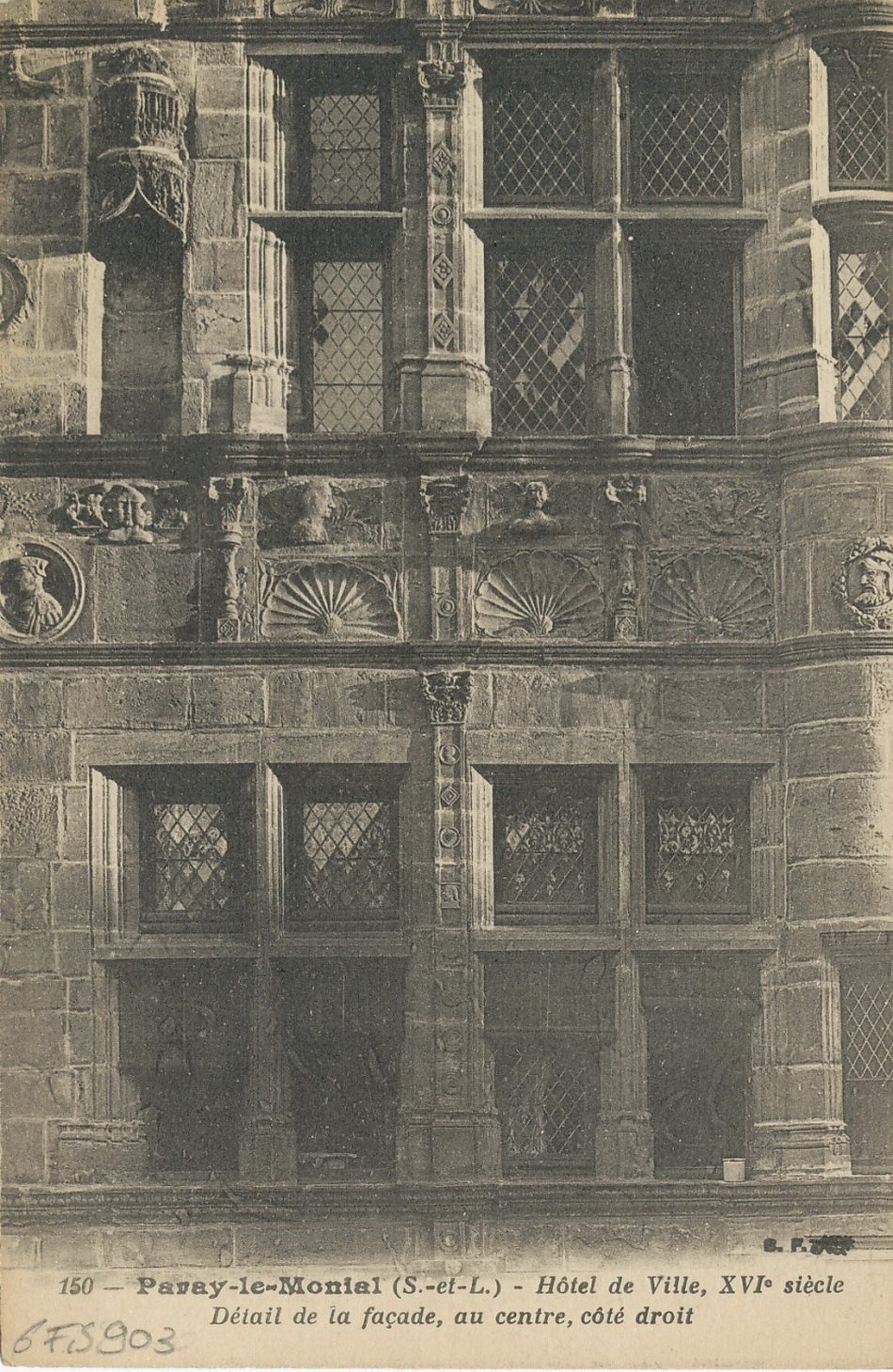 Paray-le-Monial. Hôtel de ville, XVIe s. Détail de la façade, au centre, côté droit.