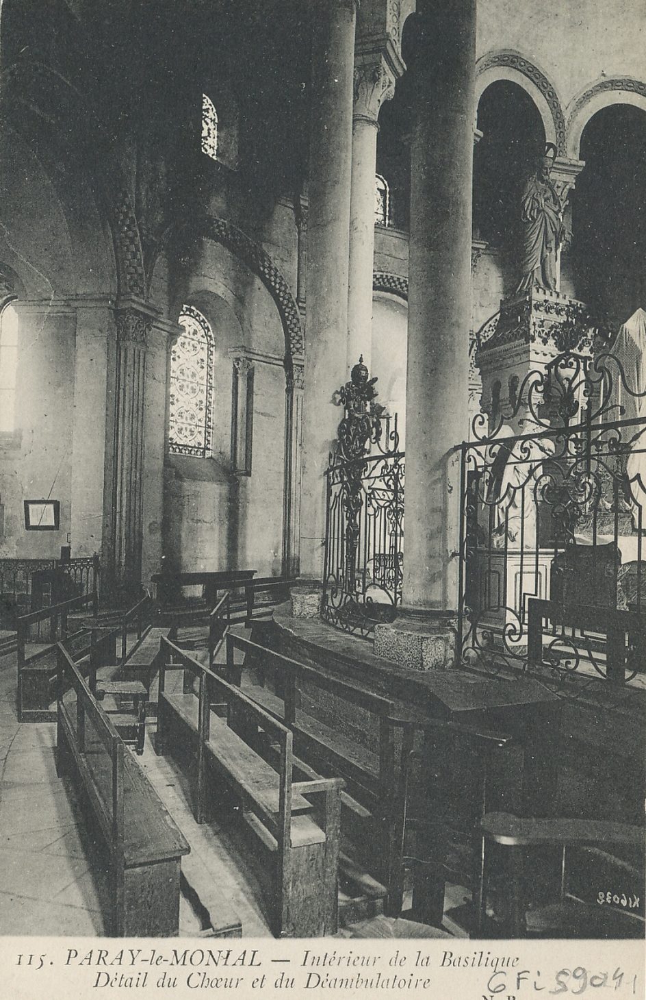 Paray-le-Monial. Intérieur de la basilique. Détail du choeur et du déambulatoire.