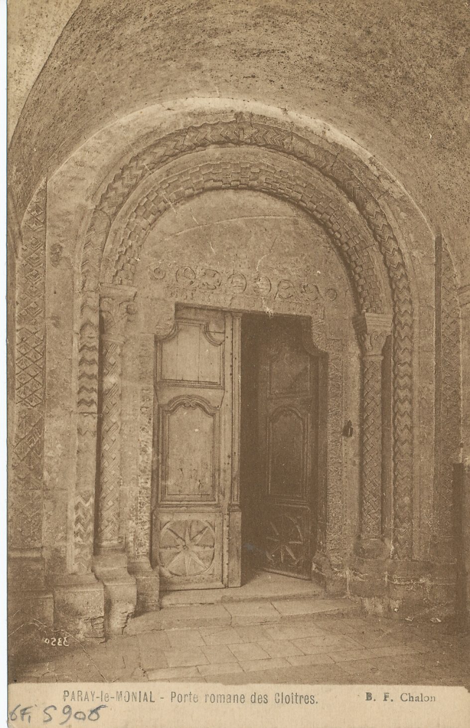 Paray-le-Monial. Porte romane des cloîtres.