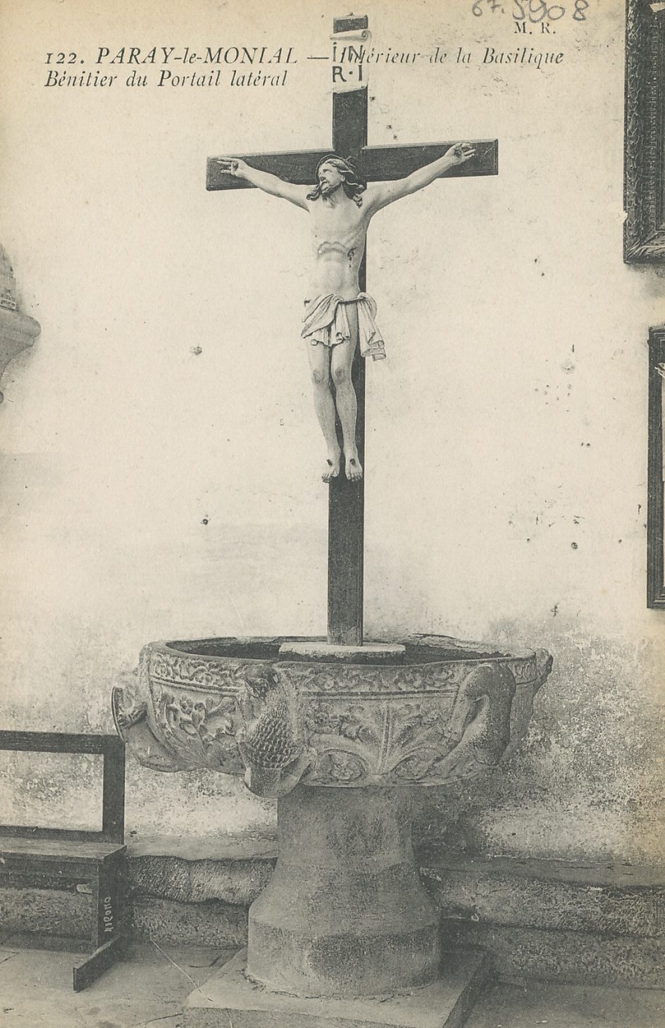 Paray-le-Monial. Intérieur de la basilique. Bénitier du portail latéral.