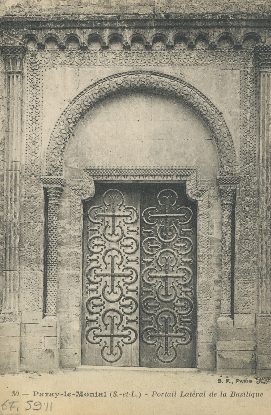 Paray-le-Monial. Portail latéral de la basilique.
