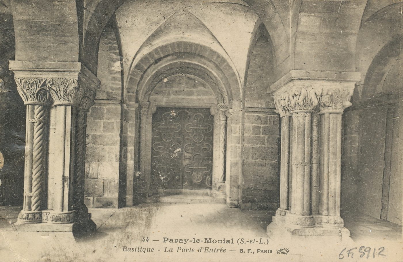 Paray-le-Monial. Basilique. La porte d'entrée.