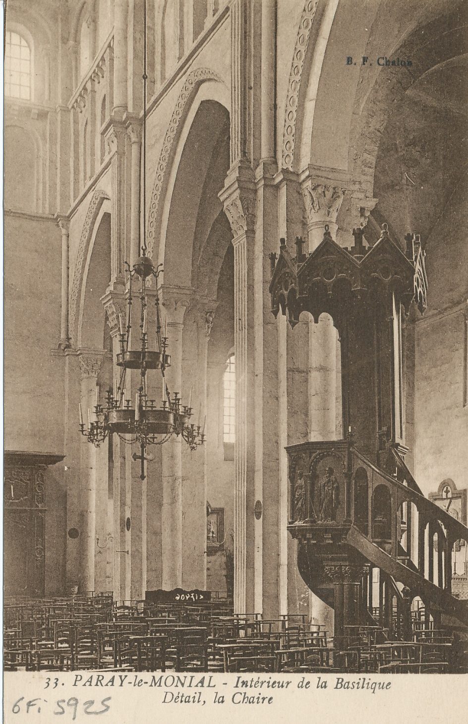 Paray-le-Monial. Intérieur de la basilique. Détail, la chaire.