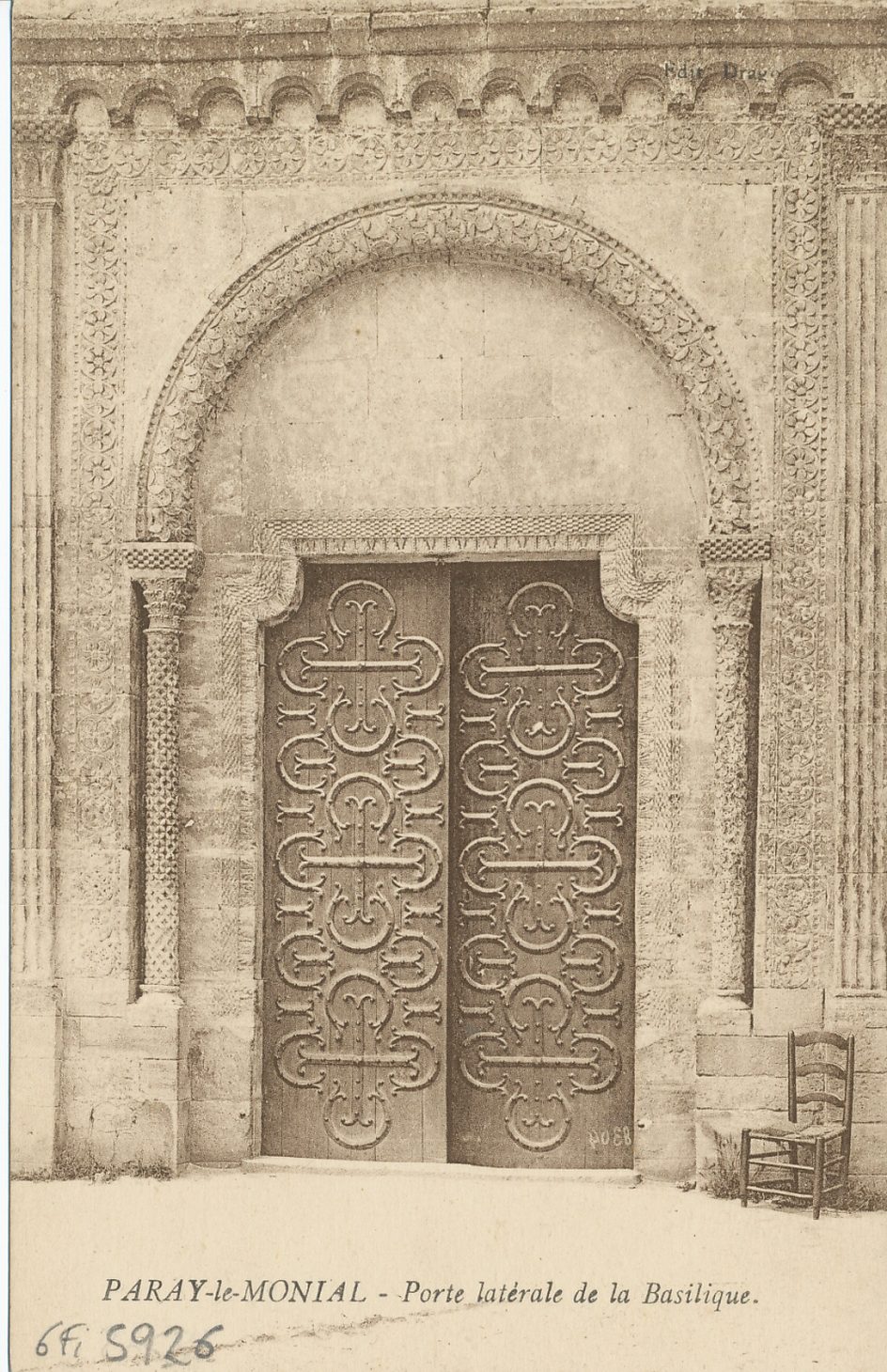 Paray-le-Monial. Porte latérale de la basilique.
