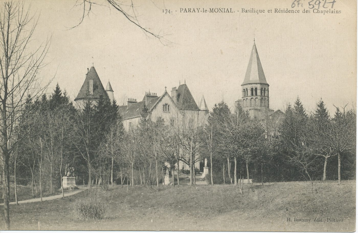 Paray-le-Monial. Basilique et résidence des chapelains.