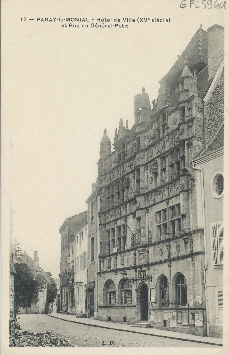 Paray-le-Monial. Hôtel de ville (XVe s.) et rue du Général Petit.