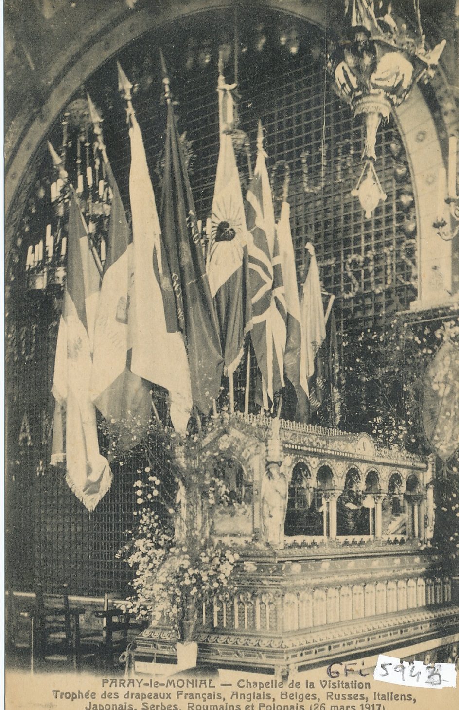 Paray-le-Monial. Chapelle de la Visitation. Trophée des drapeaux français, anglais, belges, russes, italiens, japonais, serbes, roumains et polonais (26 mars 1917).